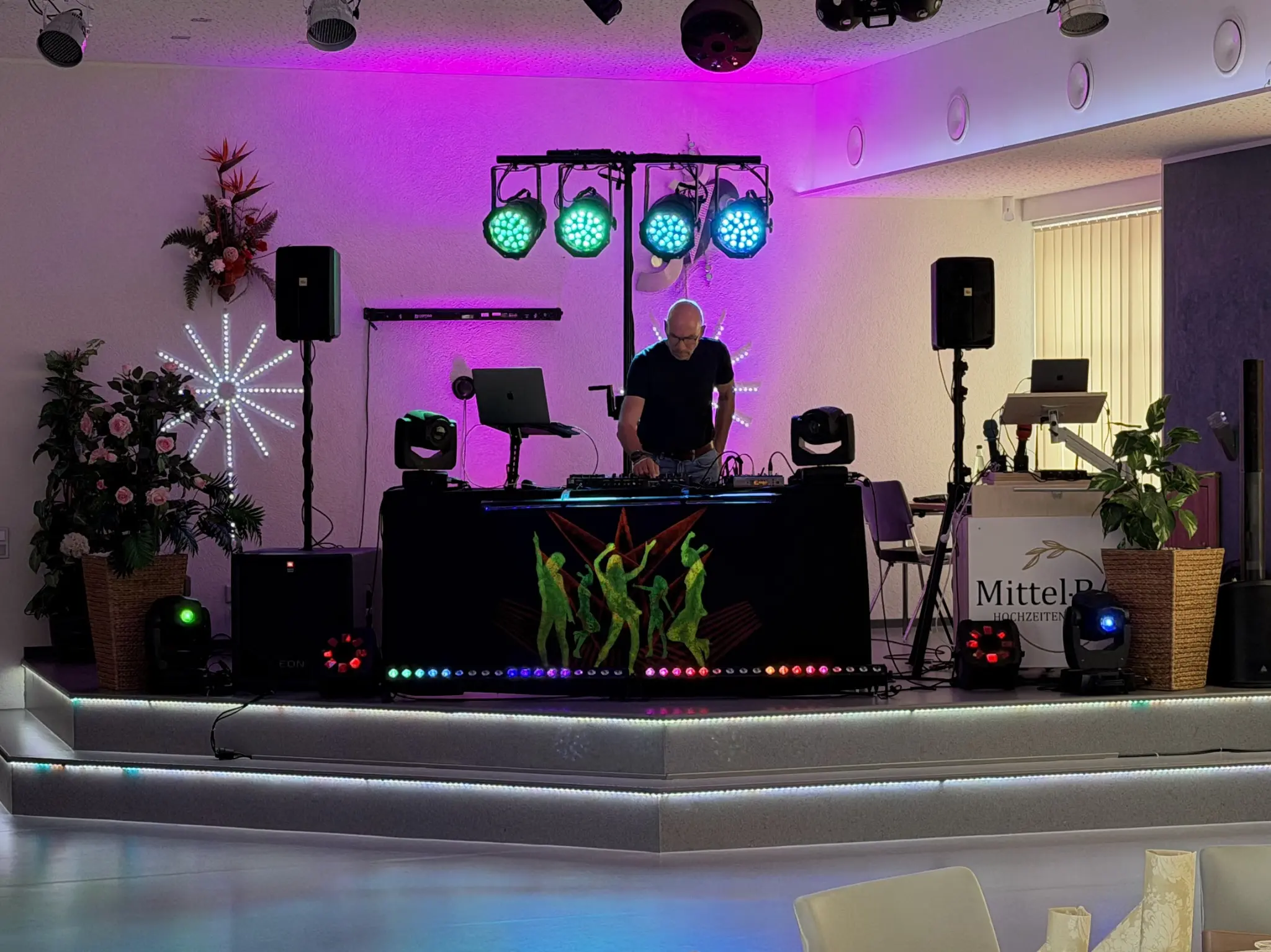 Violette DJ-Bühne und Lichtshow von DJ Night Life