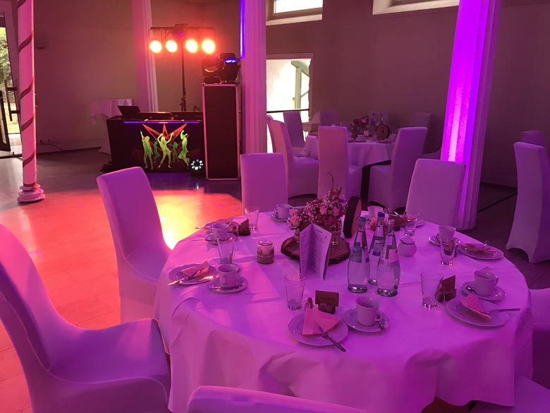 Festlich gedeckter Tisch in der Hochzeitslocation Kirche in Franken