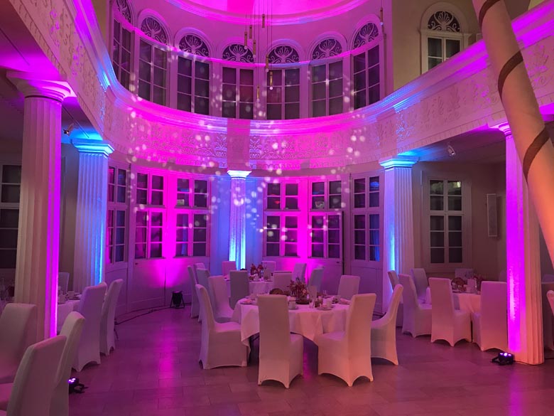 Festlich illuminierte Hochzeitslocation Kirche in Franken mit DJ Night Life